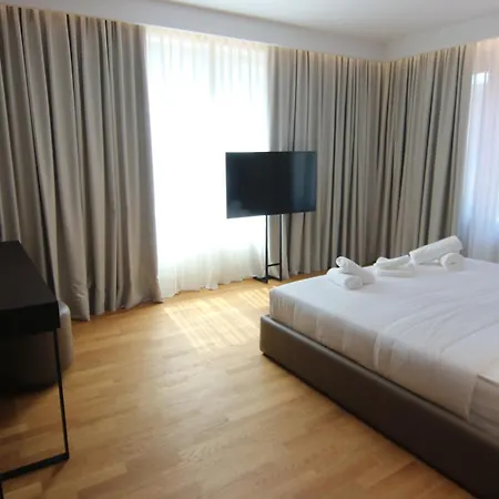 Boutique Adelar Тирана